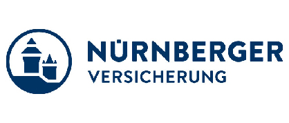 Das Bild zeigt das Logo der NÜRNBERGER Versicherung. Links befindet sich ein rundes, blaues Emblem mit zwei stilisierten Gebäuden – eines größer, eines kleiner –, die an Türme oder Burgen erinnern. Rechts daneben steht in blauen Großbuchstaben der Name „NÜRNBERGER“, darunter in kleinerer Schrift das Wort „VERSICHERUNG“.