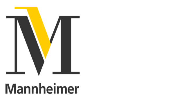 Das Bild zeigt das Logo der Mannheimer Versicherung. Im Zentrum steht ein großes schwarzes „M“, das im oberen Bereich von einem gelben, nach unten zeigenden „V“-förmigen Element durchkreuzt wird. Unter dem Logo befindet sich der Schriftzug „Mannheimer“ in schwarzer Schrift. Das Design ist modern und klar strukturiert.