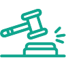 Ein grünes Linien-Icon zeigt einen Richterhammer (Gavel), der auf ein Schlagbrett trifft – ein klassisches Symbol für Recht und Justiz. Im Kontext des Bildes steht das Icon für rechtliche Absicherung und Entscheidungsstärke im Unternehmensumfeld, insbesondere im Bereich Vertragsrecht für das Baunebengewerbe.